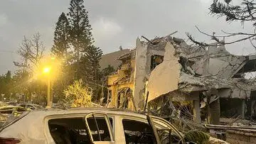 زنده پیدا شدن 3 نفر از زیر آوار در یک منزل مسکونی مورد هدف رژیم صهیونیستی+فیلم