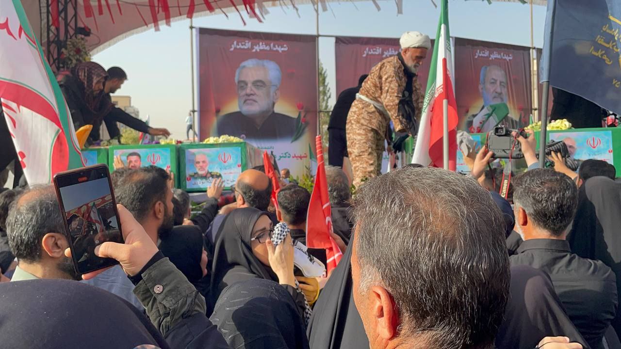 ورود پیکر شهدا به میدان انقلاب