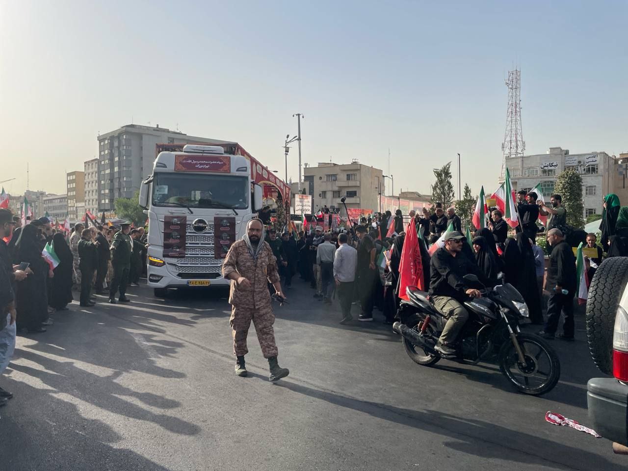 ورود پیکر شهدا به میدان انقلاب