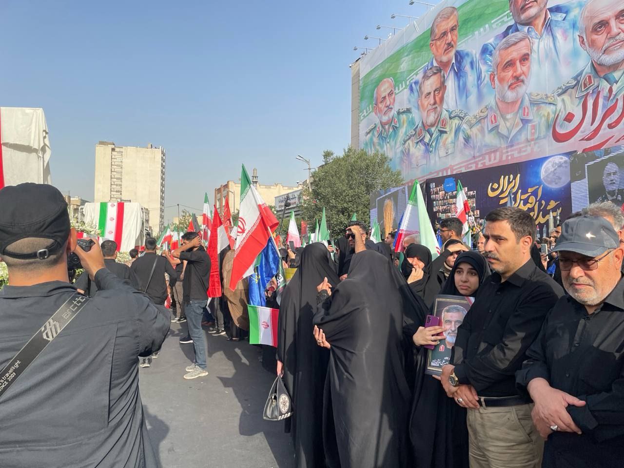 ورود پیکر شهدا به میدان انقلاب