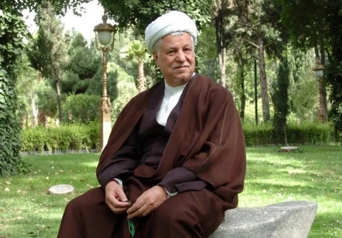 هاشمی رفسنجانی در لباس ارتش و در کنار نوه‌هایش