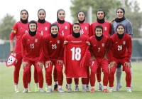 سلام نظامی ملی‌پوشان فوتبال بانوان هنگام پخش سرود ملی ایران