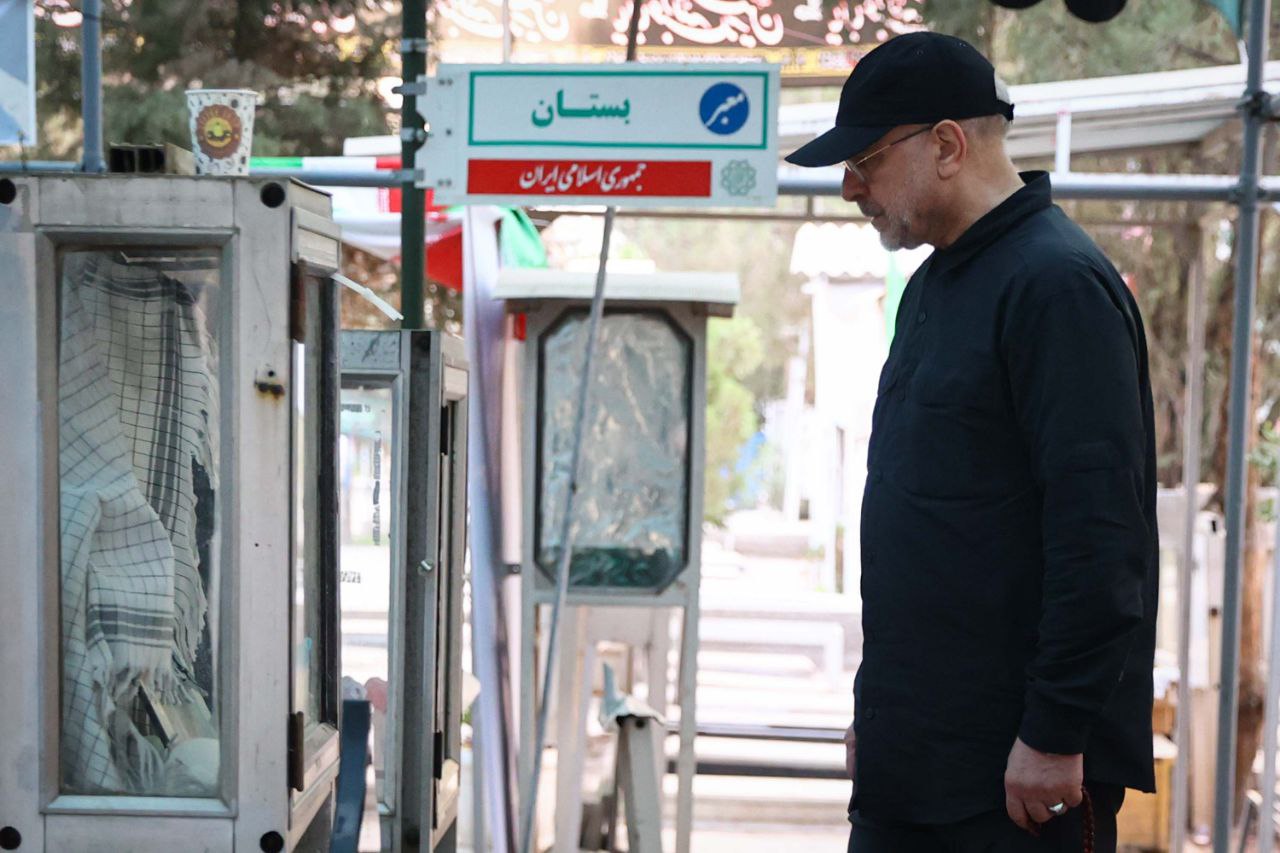 حضور سحرگاهی قالیباف بر مزار شهدای تهاجم رژیم صهیونیستی