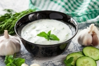 هشدار جدی کارشناس تغذیه: هرگز با غذا ماست نخورید!