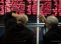 وزارت اقتصاد به بازار بورس سر و سامان دهد