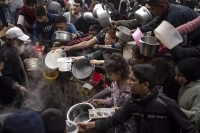 لحظه مرگ پیرمرد گرسنه فلسطینی در صف غذا + فیلم