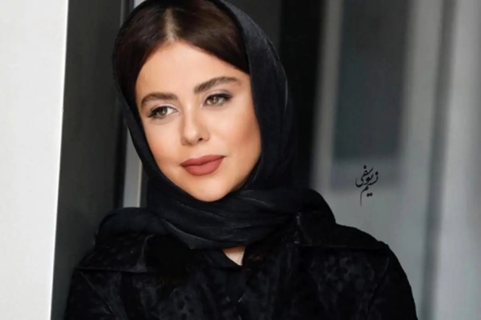 چهره متفاوت الهام اخوان با موی فرفری و عینک چندرنگ