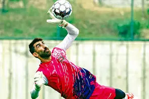 کری‌خوانی پرسپولیس برای بیرانوند و تراکتوری‌ها