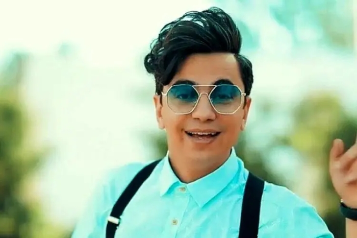 اشک های "محسن ابراهیم زاده" در خاکسپاری "محمود گل محمدی"