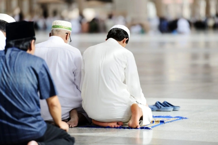 صف عجیب نماز جماعت در سوئد + فیلم