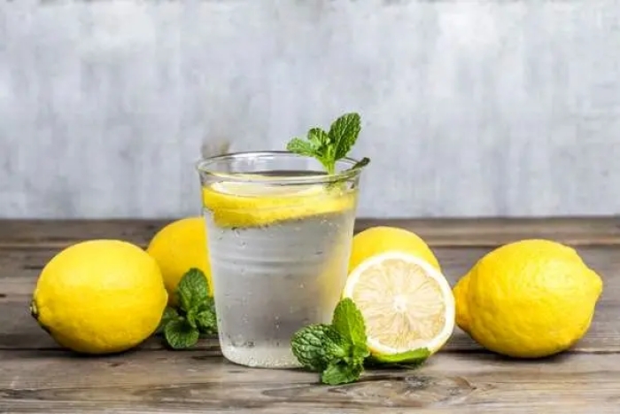 آب‌لیمو با آب ولرم؛ شروعی ساده برای پاکسازی بدن و تقویت گوارش