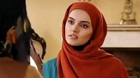 بیتایِ آوای باران با چهره‌ای غمگین در فرودگاه