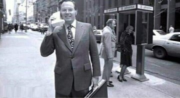 تصویر جالب از قدیمی‌ترین نسخه تلفن همراه در دستان دختر جوان در سال 1973 | عکس