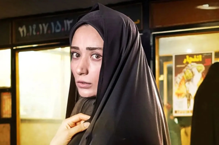 ناهید استواری با استایلی تازه و سیگاری به لب، خارج از قاب تلویزیون
