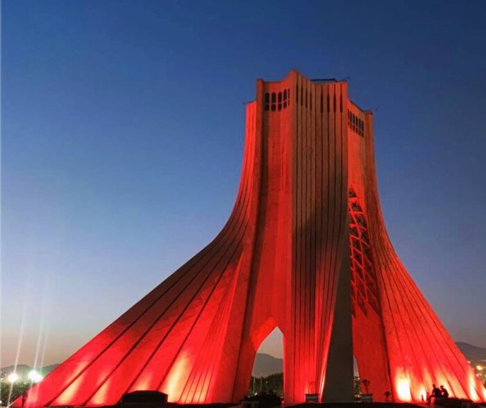 برج آزادی قرمز شد