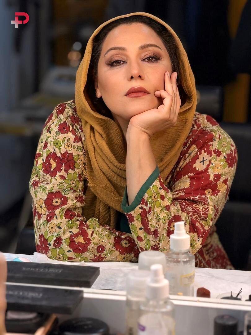 تصاویری از خانم شبنم مقدمی در پشت صحنه ی تئاتر “بازی های شبانه” به کارگردانی آریان رضایی