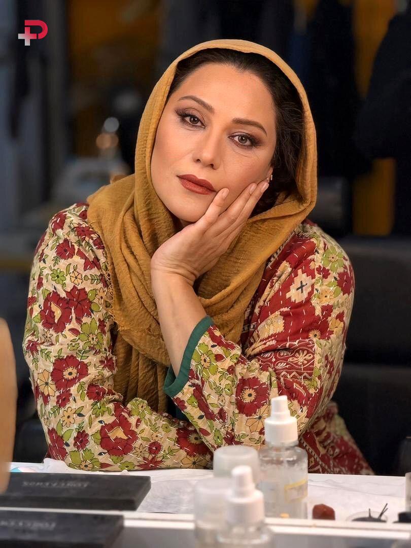 تصاویری از خانم شبنم مقدمی در پشت صحنه ی تئاتر “بازی های شبانه” به کارگردانی آریان رضایی