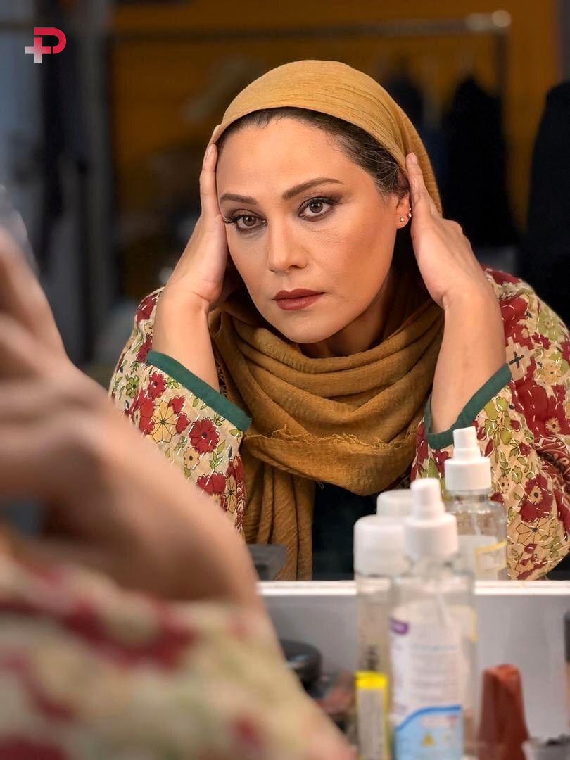 تصاویری از خانم شبنم مقدمی در پشت صحنه ی تئاتر “بازی های شبانه” به کارگردانی آریان رضایی