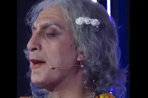 ژوله با گریم زنانه مقابل تماشاگران ظاهر شد/ویدیو