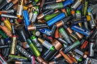 هرگز باتری‌ها را قبل از چسب‌زدن به زباله نیندازید