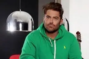 عکس شیک رضا گلزار در فرودگاه قطر