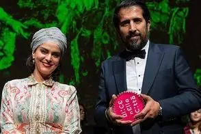 لحظه دریافت جایزه بهترین فیلم جشنواره آلیس توسط غزل شاکری+فیلم و عکس