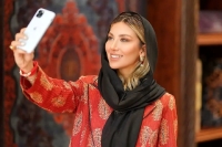 ژست جسورانه و شیک مینا مختاری با کت چرمی: نگاهی به استایل مافیایی همسر بهرام رادان!