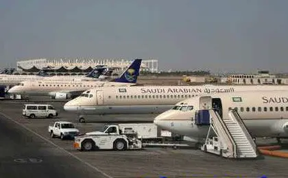 برخورد هواپیمای سعودی با دسته‌ای از پرندگان هنگام فرود در جده+فیلم