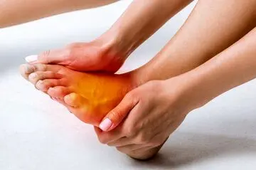 علت داغ شدن کف پا در شب‌