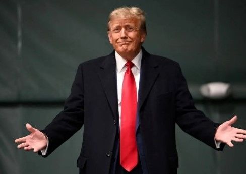 تصویر عجیبی از دیدار ترامپ با امیر قطر ویرال شد +عکس