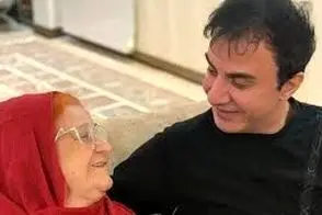 تصویری از عموپورنگ و مادرش در یک مکان مذهبی