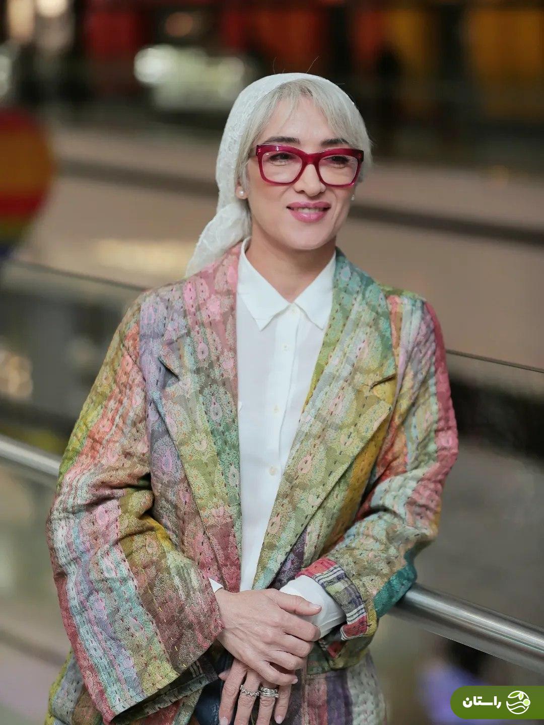 (تصاویر) استایل پانته‌آ پناهی‌ها با عینک قرمز و کتی رنگی در اکران مردمی فیلم سینمایی غریزه