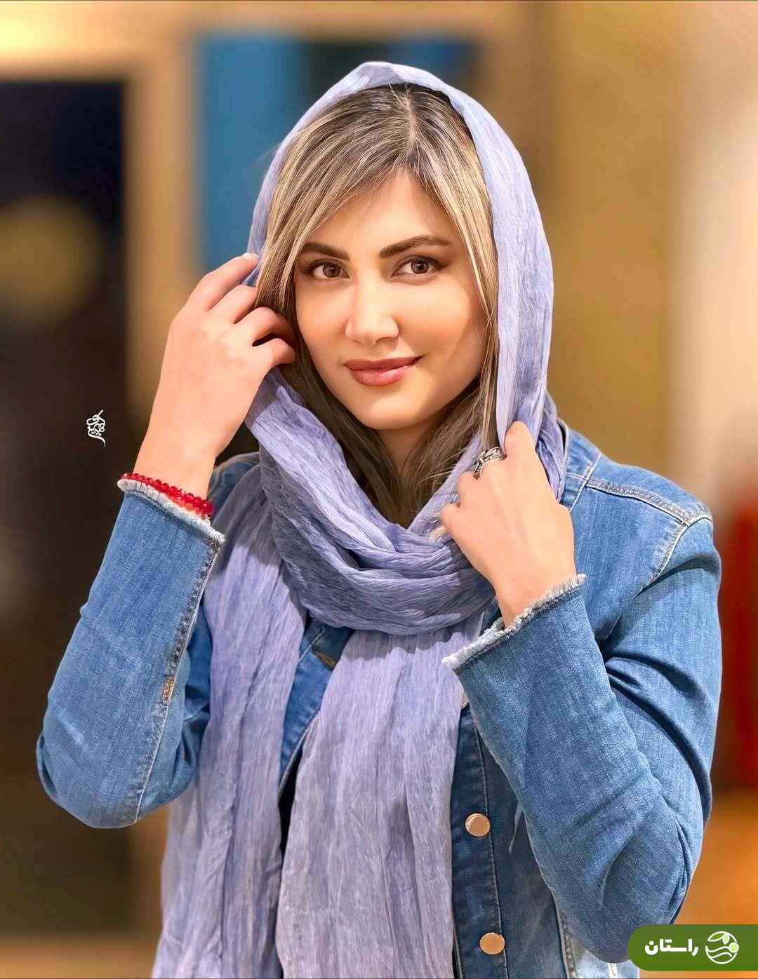 (عکس) استایل سمیرا حسینی با پوشش «جین» در حاشیه اجرای نمایش کافه عاشقی