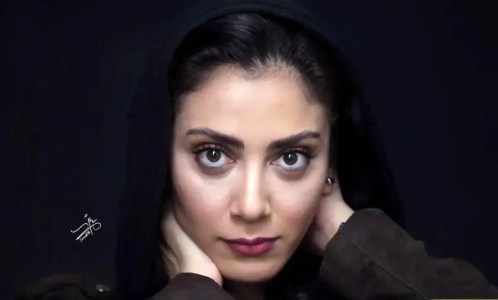 استایل پاییزی و ژست‌های مونا فرجاد در پشت صحنه نمایش بازی های شبانه+عکس