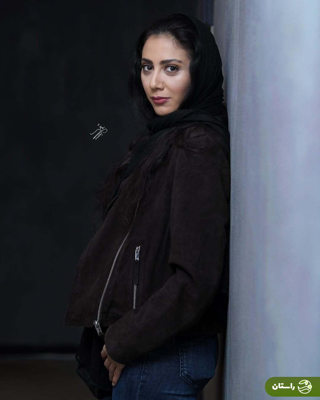 (عکس) استایل پاییزی و ژست‌های مونا جان فرجاد در پشت صحنه نمایش بازی های شبانه