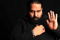 قاب جدید خانواده مشکی‌پوش: رضا صادقی در کنار همسر و دخترانش