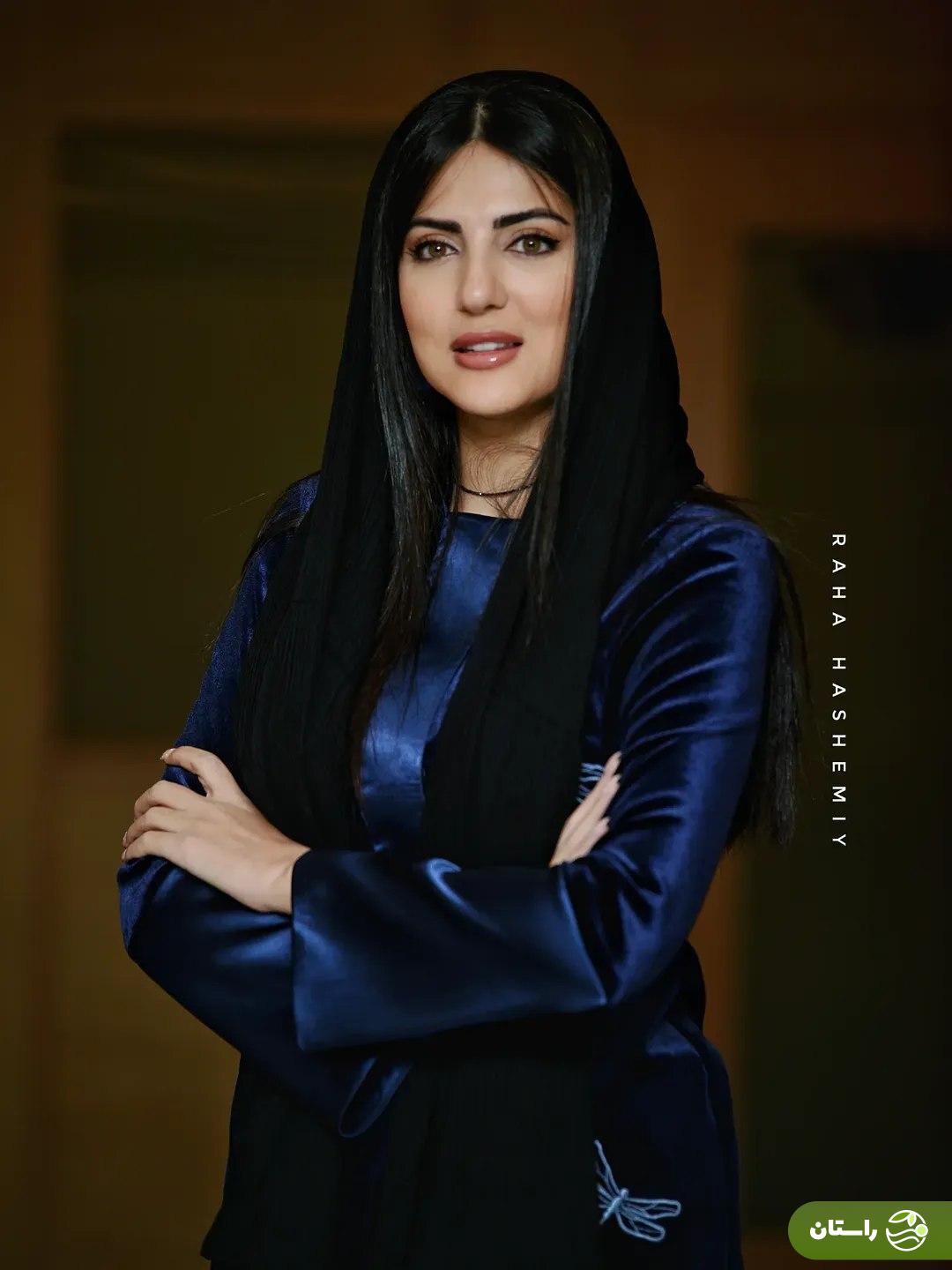 (عکس) «هلیا امامی» با استایل شیک و مخملی و رنگ سورمه‌ای  در اختتامیه جشنواره همام