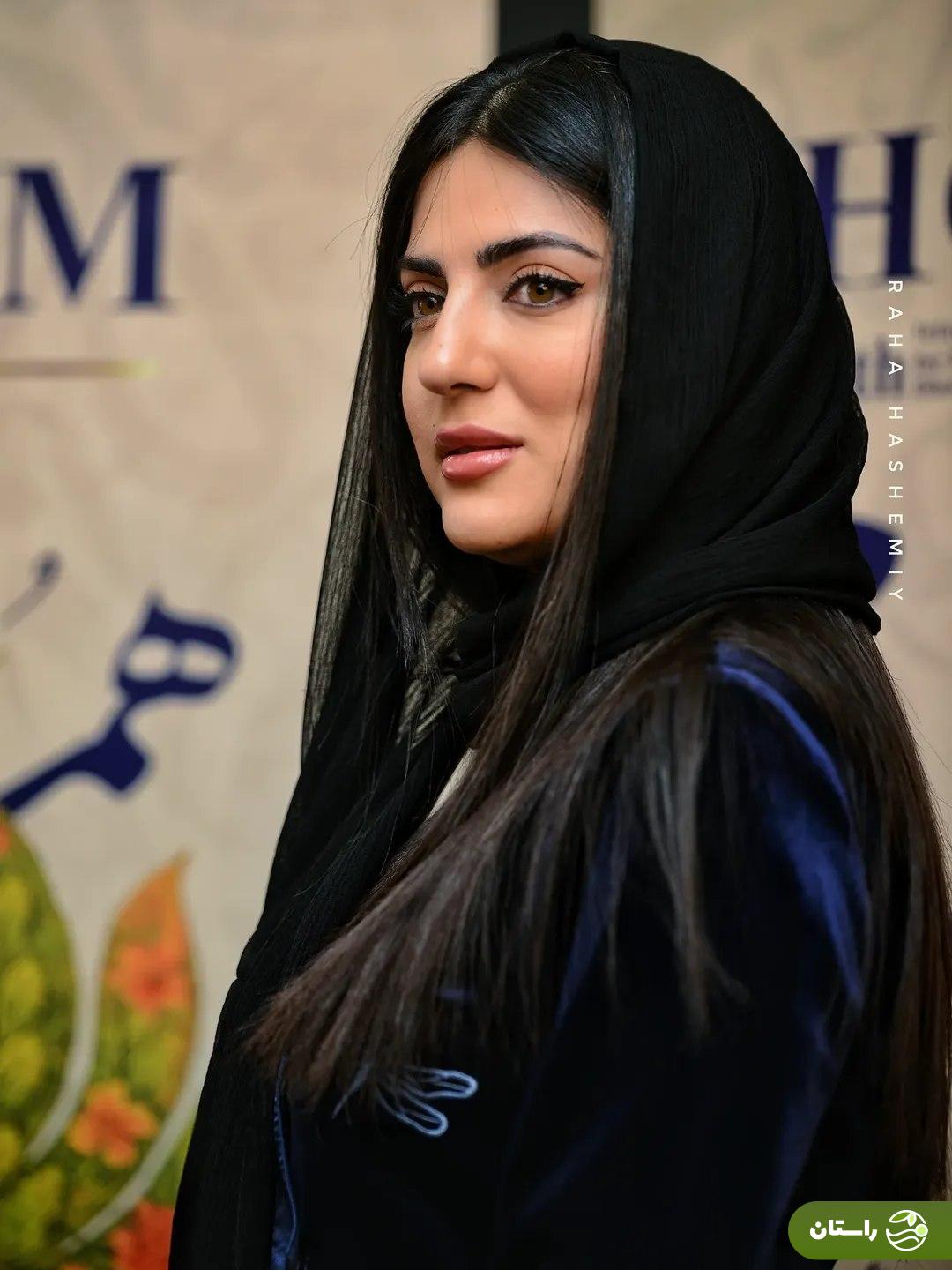 (عکس) «هلیا امامی» با استایل شیک و مخملی و رنگ سورمه‌ای  در اختتامیه جشنواره همام