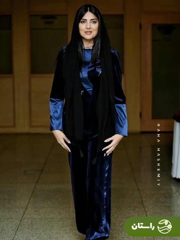 (عکس) «هلیا امامی» با استایل شیک و مخملی و رنگ سورمه‌ای  در اختتامیه جشنواره همام