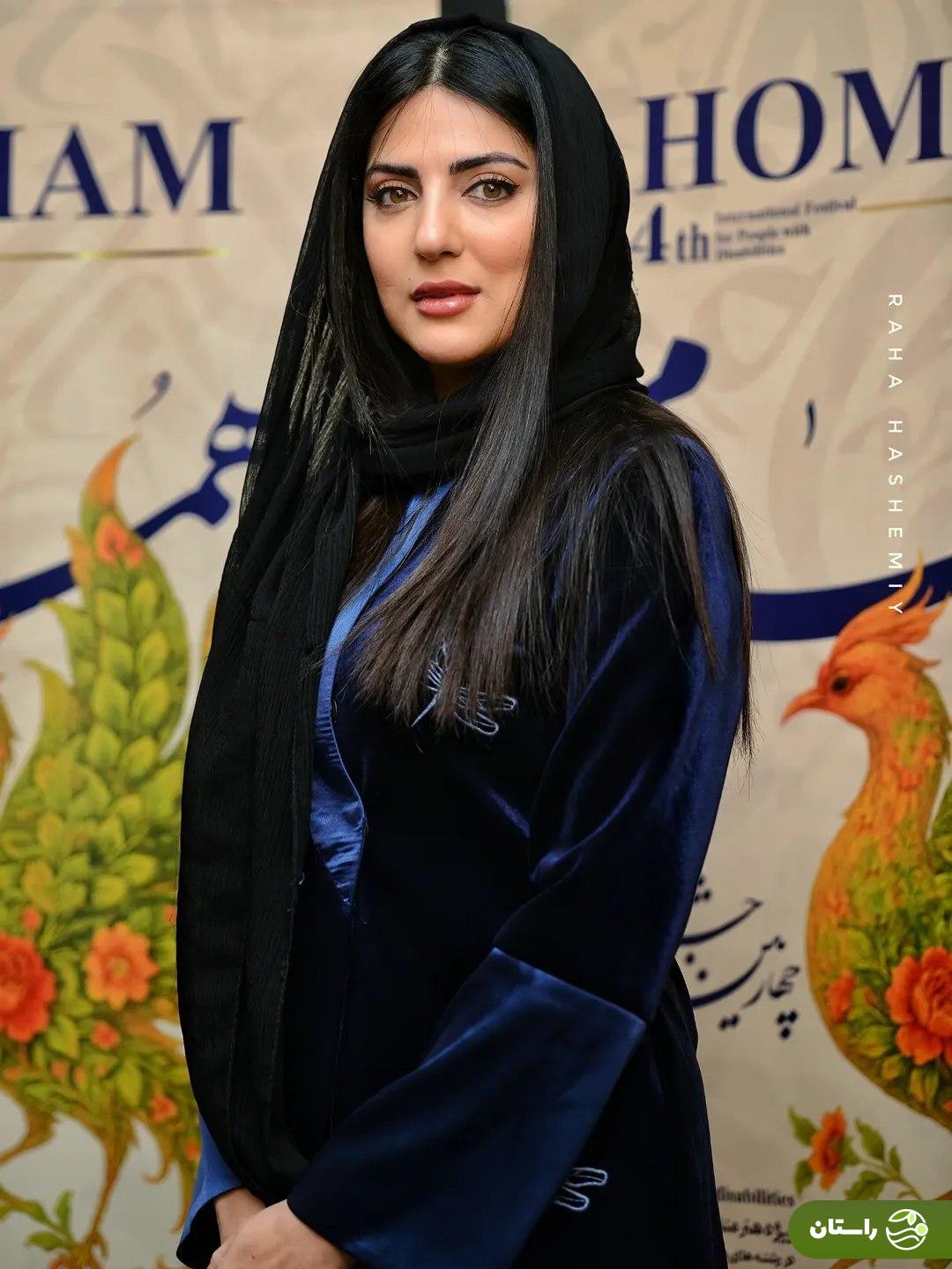 (عکس) «هلیا امامی» با استایل شیک و مخملی و رنگ سورمه‌ای  در اختتامیه جشنواره همام