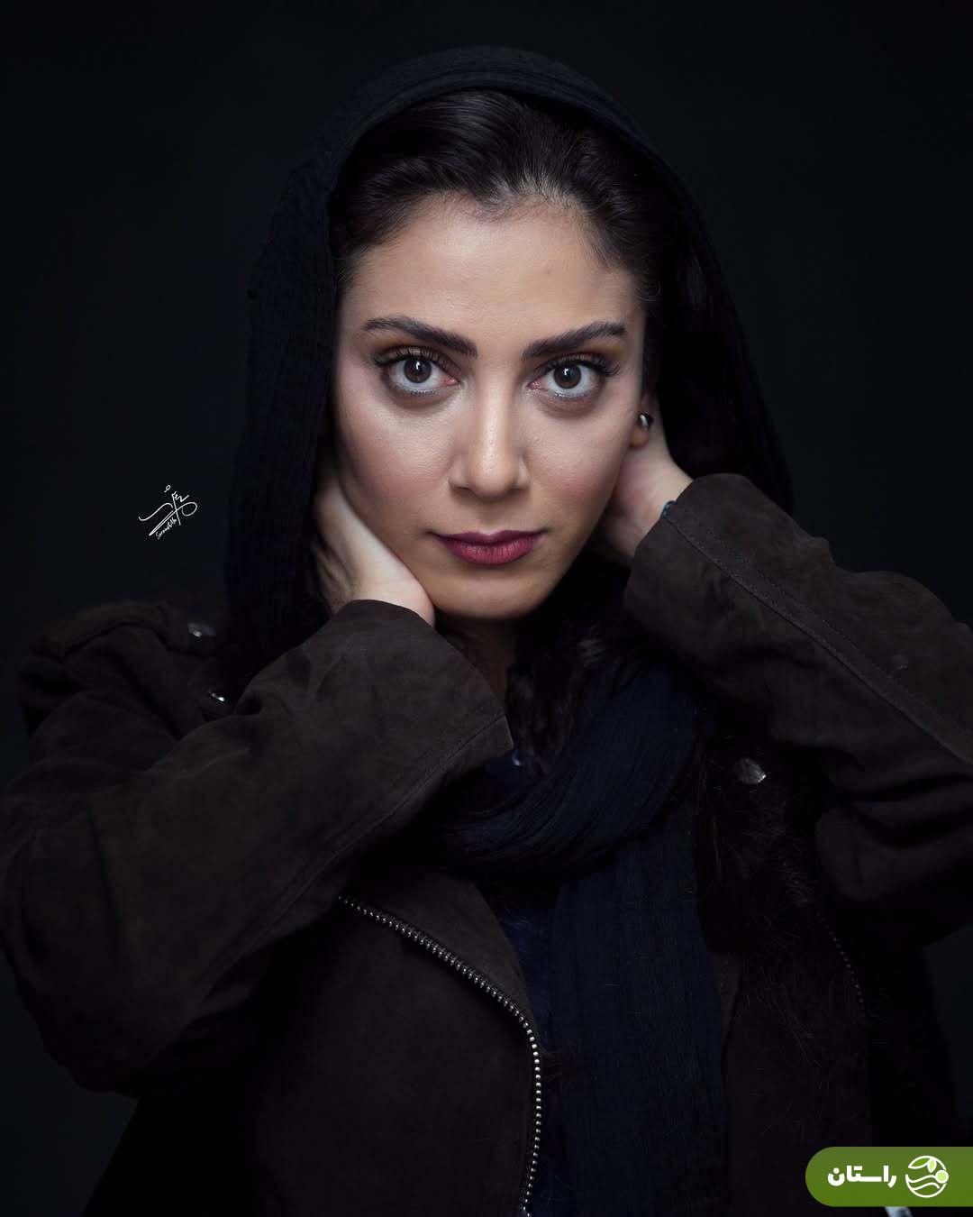 (عکس) استایل پاییزی و ژست‌های مونا جان فرجاد در پشت صحنه نمایش بازی های شبانه