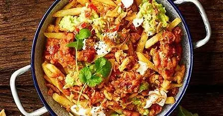 سیب‌زمینی سرخ‌شده با تاپینگ چیلی لوبیا؛ انتخابی جذاب برای شب فیلم