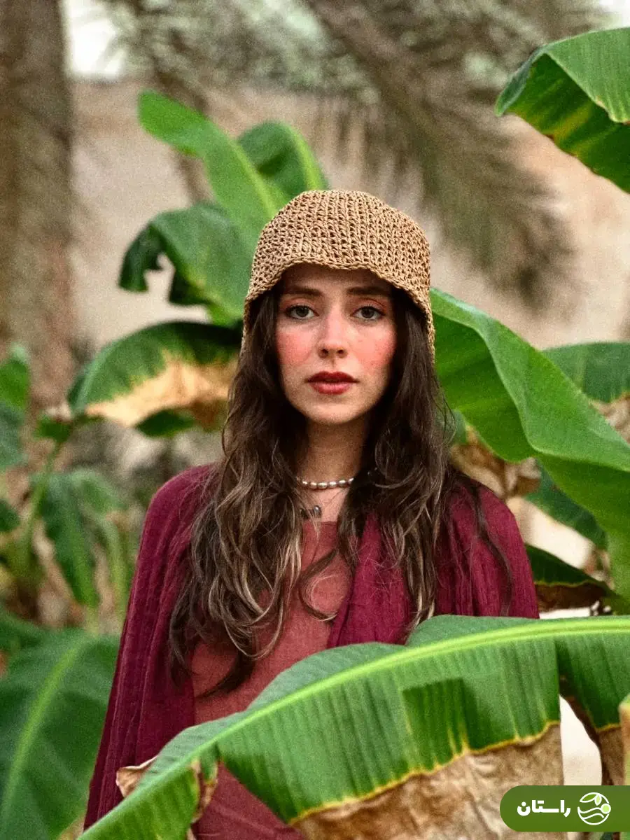 (عکس) استایل خاص نیلوفر رجایی‌فر بازیگر داعشی سریال پایتخت در بوشهر