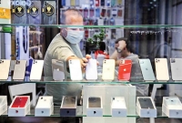 شارژ شبانه گوشی؛ واقعاً به باتری آسیب می‌زند؟