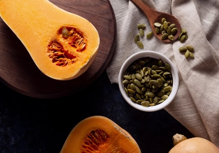 فرق بین تخمه کدو خام و بو داده: کدام گزینه سالم تر است؟