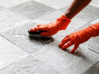 ترفندهای مؤثر برای حذف لکه‌های زنگ از سطح کاشی و سرامیک