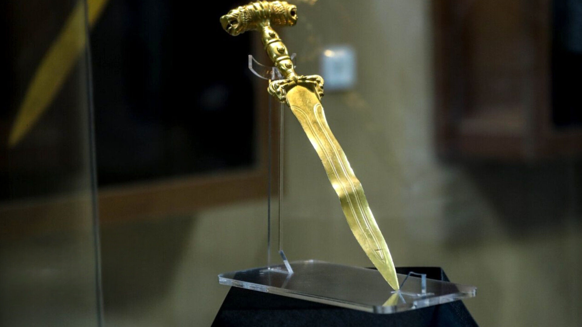 شمشیر آکِنَکِس مادی از طریق تسمهای که از حلقهی برجستهی آن عبور میکرد، از کمربند آویزان میشد و در سمت راست بدن حمل میگردید.