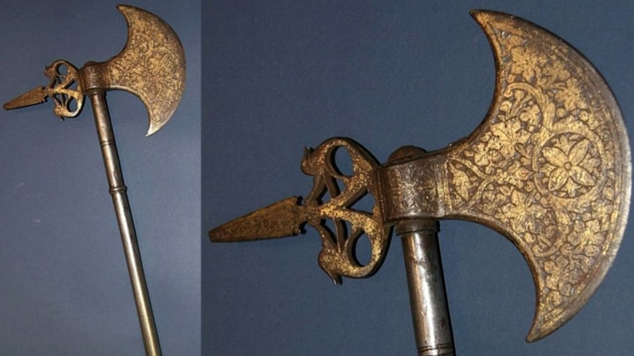 تبرهای ساسانی یا «تبرزین» نیز از سلاحهای رایج این دوره بودند. السرّاف (Al-Sarraff) بیان میکند که تبرزین ساسانی دارای تیغهای پهن و سنگین و دستهای نسبتاً بلند بود. سواران ساسانی باید میان استفاده از تبرزین یا گرز یکی را انتخاب میکردند، زیرا حمل همزمان هر دو سلاح دشوار و غیرضروری بود.