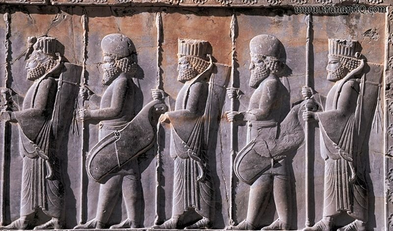 نیزهداران و نمادهای سلطنتی در ارتش هخامنشی