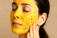 طلای سرخ در خدمت زیبایی؛ ماسک‌های خانگی با اثر فوری / 5 ماسک خانگی با زعفران برای درخشندگی و سلامت پوست